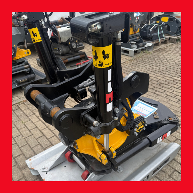 Aussteller EC214-Engcon Tiltrotator OQ60-5 vor rotem Hintergrund
