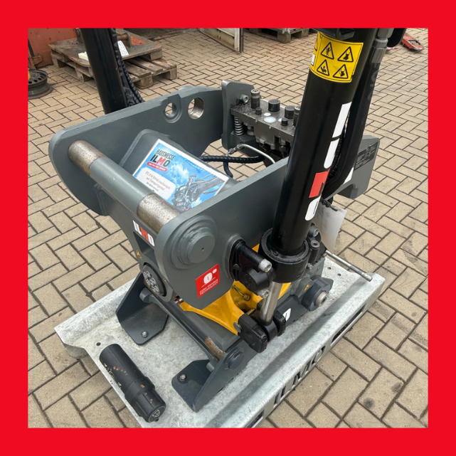 Demogerät EC219-Engcon Tiltrotator SW48 vor rotem Hintergrund