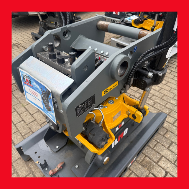 EC219-Engcon Tiltrotator SW48 vor rotem Hintergrund