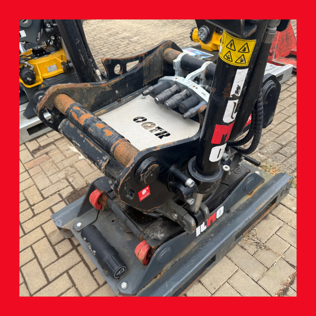 EC219-Engcon Tiltrotator OQ60-5 vor rotem Hintergrund